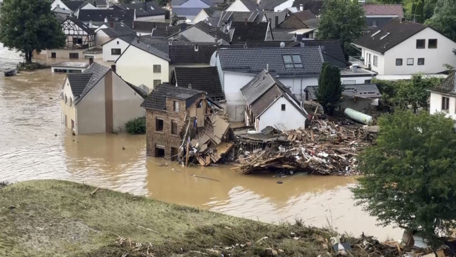 STRAŠNI SNIMCI POPLAVA U NEMAČKOJ Broj nastradalih raste, 70 osoba vode se kao nestale, nadležni strahuju da tu nije kraj (FOTO/VIDEO)