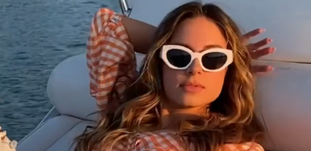 POKAZALA GOLE GRUDI! Pevačici potpuno popustile kočnice, skinula se i napravila opštu pometnju nagim fotkama! (FOTO)