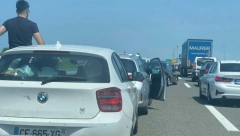 LJUDI GORE U AUTOMOBILIMA NA PLUS 40 Haos na Batrovcima, nepregledne kolone, čeka se po sat vremena u mestu!