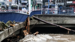 SUMRAK MOZGOVA Sve za kadar: Političar koji se smeje i novinarka koja "pomaže" nakon POPLAVA (ŠOK SNIMAK)