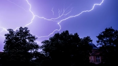 GROM POGODIO KUĆU U ZEMUNU! Buknuo požar, reagovala Hitna pomoć