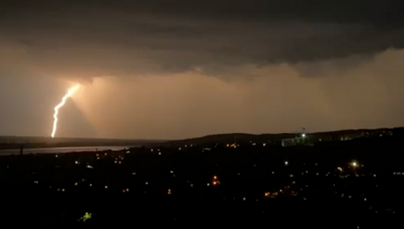 HITNO UPOZORENJE RHMZ Tokom dana nepogode u većem delu Srbije, spremite se za grad, olujni vetar i obilne pljuskove!