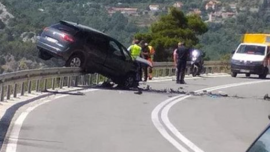 UŽASNA TRAGEDIJA U BUDVI Potpuno uništen automobil, završio na bankini, ima mrtvih! (FOTO)