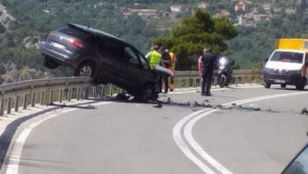UŽASNA TRAGEDIJA U BUDVI Potpuno uništen automobil, završio na bankini, ima mrtvih! (FOTO)
