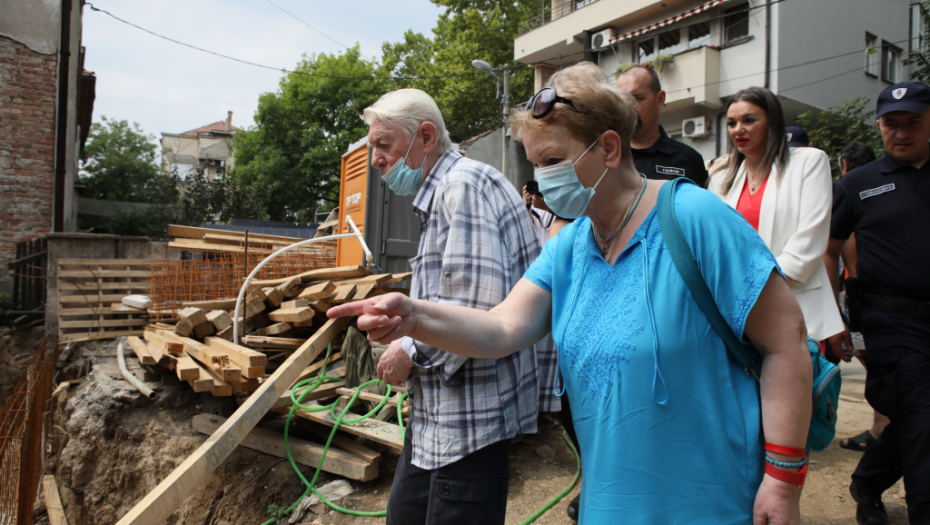 PONOVO SE URUŠAVA ZGRADA NA VRAČARU Lopovi pohrlili u napuštene stanove! (VIDEO)