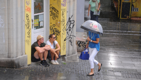 NE DAJTE DA VAS ZAVARA TOPLO VREME U ovim krajevima će se sigurno sručiti veliko nevreme