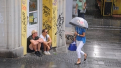 DANAS PROMENLJIVO OBLAČNO I NESTABILNO Biće i grmljavine i grada, spremite kišobrane!