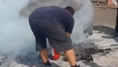 Zapalio se Alfa Romeo: Građani istrčali iz svojih vozila pa pritekli u pomoć (VIDEO)