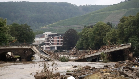 EKSTREMNE POPLAVE POGODILE RUMUNIJU Oglasio se ministar, poginule dve odobe