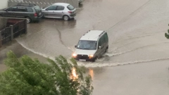 ZAGLAVLJENI U CENTRU POPLAVE Policija spasila dve osobe iz automobila