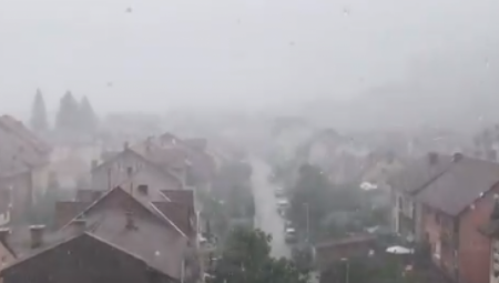 NAJNOVIJE UPOZORENJE NA NEVREME IZ RHMZ Pljuskovi se kreću ka Beogradu, oblaci jure i ovim delovima zemlje  (FOTO)