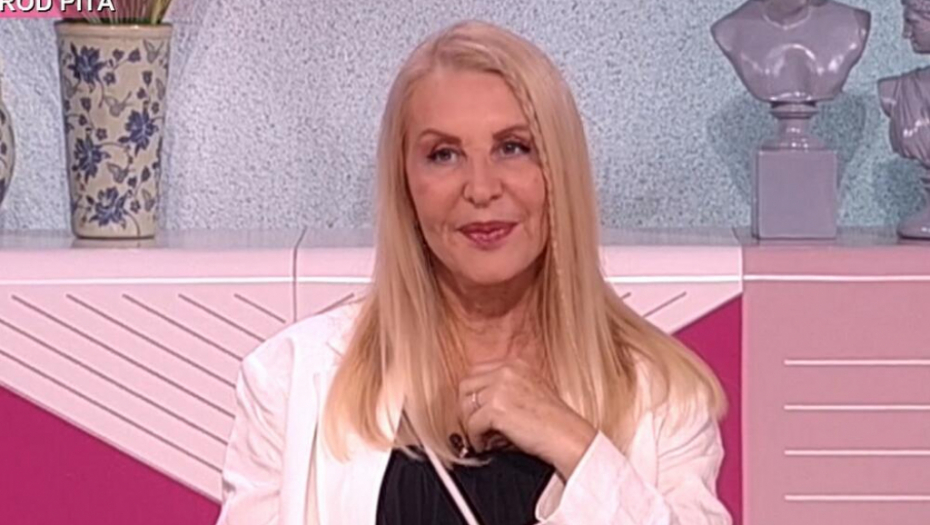 POMERA GRANICE! Verica Rakočević pozirala u kratkoj haljini, pa raspametila sve telom u osmoj deceniji života, devojke joj zavide! (FOTO)