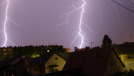 GROM UDARIO U KUĆU U MLADENOVCU Izbio požar, bujice na sve strane! Meštani u strahu