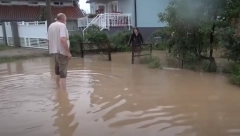 VANREDNA SITUACIJA U DOBRNJI Jake kiše potopile saobraćajnice i domaćinstva