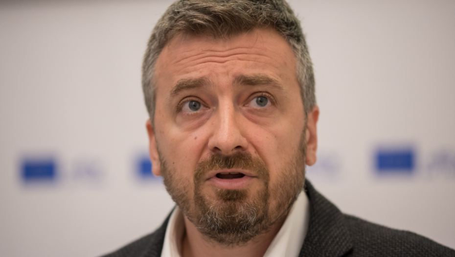 TAJKUNSKI NOVINARI BEZ TRUNKE POŠTOVANJA Georgievu srpske žrtve služe za ismevanje, hteo je i sam logore po ustaškom principu