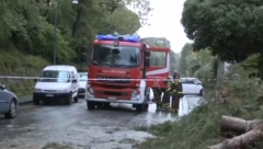 GRAĐANI ZOVU VATROGASCE U POMOĆ Olujno nevreme pogodilo sever Italije, voda odnela dva mosta, putevi uništeni!