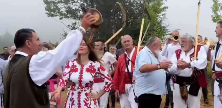 MINISTARKA ZAIGRALA KOLO NA RAJCU Probala sam proju sa koprivom i kolač od suvih šljiva! Delikates su oba (FOTO)