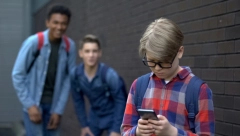 Obratite pažnju i reagujte na vreme: Ukoliko primetite ovo, vaše dete je moguća žrtva onlajn nasilja