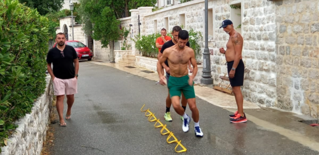 NI KIŠA MU NE MOŽE NIŠTA! Novak se ovako "odmara" u Crnoj Gori i tempira formu za Olimpijske igre! (FOTO)