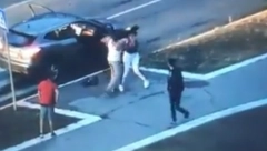 BRUTALNO PREBIJANJE NA NOVOM BEOGRADU Muškarac na sred ulice udarao ženu rukama i nogama, pa je onesvešćenu vukao po podu!