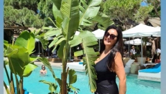 DRAGANA MIRKOVIĆ SE SKINULA, PA POKAZALA IZAZOVNO TELO U 53. GODINI Pevačica se provodi na žurki u Sen Tropeu, ima čak i helikopter na plaži