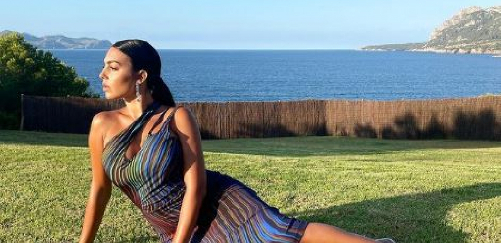 ONA GORI! Georgina objavila fotku iz spavaće sobe, na sebi nema mnogo stvari! (FOTO)