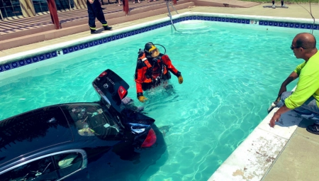 "BILO JE LAKŠE UĆI NEGO IZAĆI" Krenuo na kupanje, ali nije hteo da ostavi kola! (FOTO)