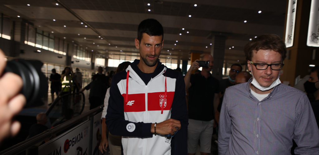 NOLE JE TAMAN KRENUO KA AVIONU, A ONDA JE UGLEDAO NJEGA! Odmah mu je pritrčao u zagrljaj i poželeo sreću! (FOTO)