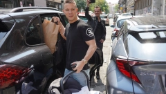 RELJA ODBIO DA SE FOTKA SA FANOVIMA Pevač se oglasio i otkrio razlog! (FOTO)