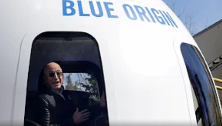 I TAKO PROŠETAŠE DO SVEMIRA Milijarder Džef Bezos sa svojom ekipom uspešno se vratio sa privatnog putovanja u kosmos