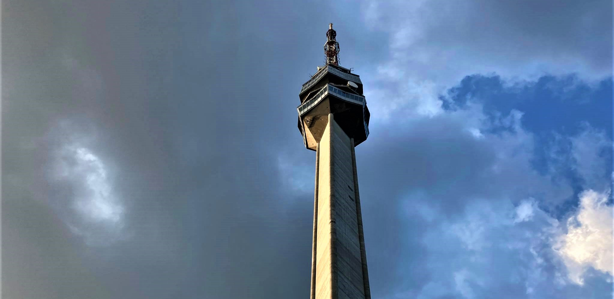 OBJAŠNJENJE IZ EMISIONE TEHNIKE Avalski toranj u bojama NORBS-a, a ne ruske zastave, kako su "videli" zlonamerni