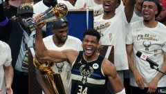MILVOKI ŠAMPION NBA LIGE! Moćni Janis nestvarnom igrom razbio Pola i drugove! (VIDEO)