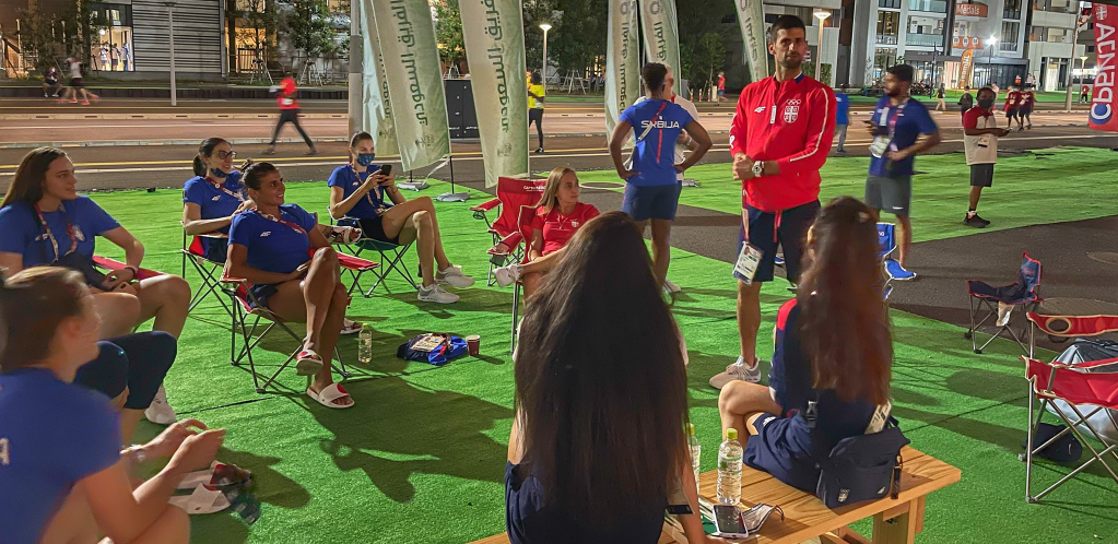 NOVAK ĐOKOVIĆ UŠAO U SELO Odmah je pohitao da se vidi sa njima (FOTO)