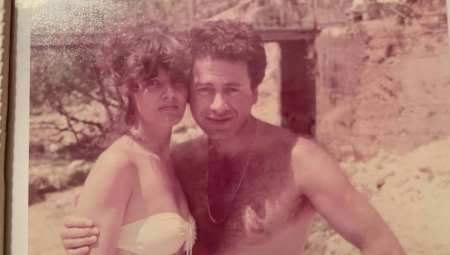 ISPLIVALA STARA FOTKA MARINKA ROKVIĆA, SVI SE PITAJU KO JE ŽENA U NJEGOVOM NARUČJU Pevačeva supruga nije ni nalik ovoj osobi!