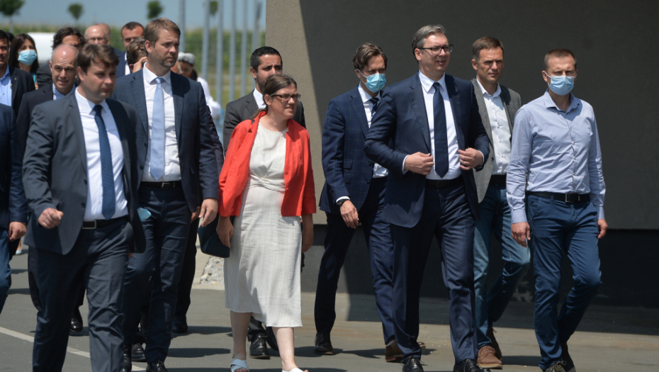 Vučić ušao u tramvaj: Kada je izašao sačekao ga je poklon koji ima posebno značenje (FOTO)