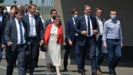 Vučić ušao u tramvaj: Kada je izašao sačekao ga je poklon koji ima posebno značenje (FOTO)