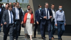 Vučić ušao u tramvaj: Kada je izašao sačekao ga je poklon koji ima posebno značenje (FOTO)