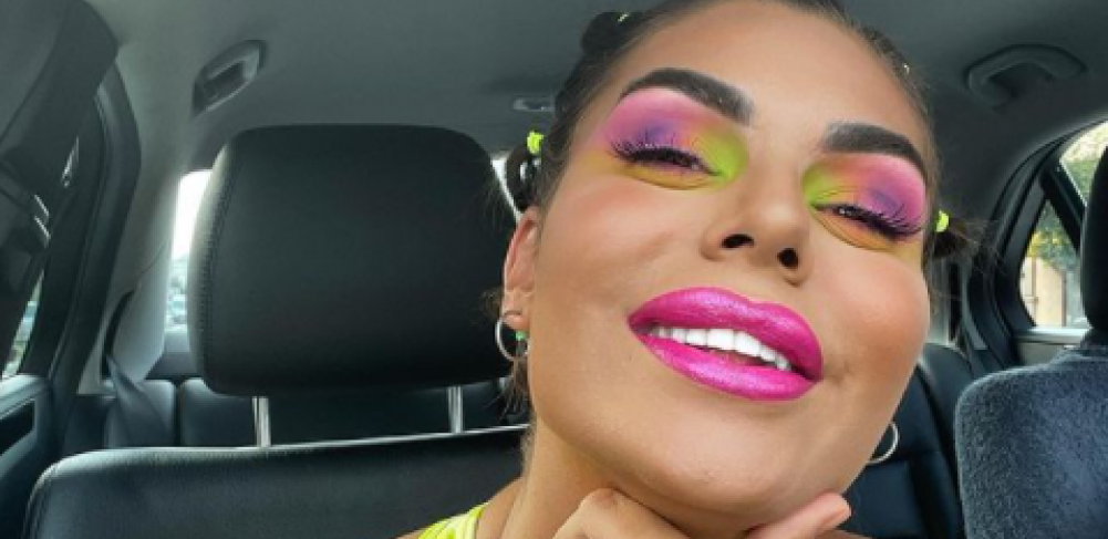 MINA, ŠTA TI JE TO ISPALO? Mina Vrbaški ušla u zgradu "Pinka" razgolićena pa pokazala intimne delove tela