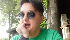 KAD MARIJA ŠERIFOVIĆ UVEĆA USNE, STAVI MASKARU, KARMIN I PLAVA SOČIVA POSTAJE LEPOTICA Pevačica šokirala izgledom!