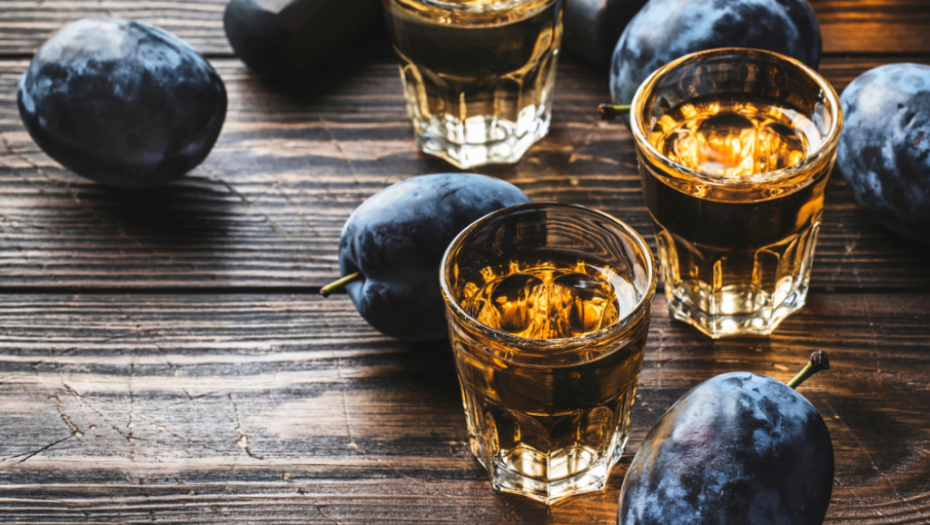 CVETA PRODAJA RAKIJE NA CRNO Zbog nelegalnIh poslova država gubi od 200 do 250 miliona evra!