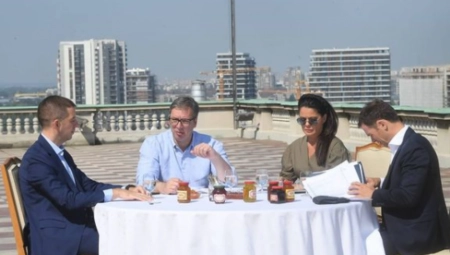 "ČEKAJUĆI ANU" Predsednik na radnom sastanku, donose se velike odluke koje će sutra biti saopštene! (FOTO)