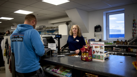 MANIJA U PETOJ BRZINI Englezi ušli u prodavnicu i ostavili pustoš za sobom (VIDEO)