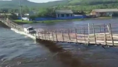 DRAMATIČAN SNIMAK URUŠAVANJA MOSTA Kamion je stigao do sredine konstrukcije, a onda ga je progutala voda (VIDEO)