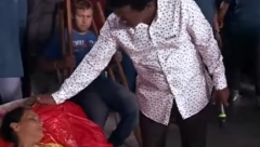 KO JE ČOVEK KOJI JEDNIM DODIROM ODUZIMA SVEST: Džošua tvrdi da leči sve bolesti, nepokretne podiže na noge, ali da li je to stvarno tako? (VIDEO)