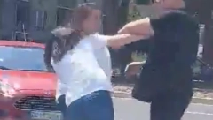 (UZNEMIRUJUĆI VIDEO) AJKULIN BRAT PREBIJA ŽENE NASRED ULICE Mirko Ajković priveden nakon stravičnog iživljavanja nad devojkama!