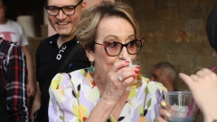 ALO PAPARACO Bojkovićeva se prepustila porocima pa je preterivala u alkoholu, duvanu, ali i klopi: Ceca puši i meša žestinu s vinom! (FOTO)