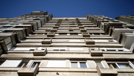 TRAGEDIJA U UROŠEVCU Sestre skočile sa 4. sprata zgrade - jedna poginula, druga teško povređena!