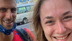 NEMICA TRČALA PO TOKIJU ZBOG FOTOGRAFIJE SA NOVAKOM! Đovana nije mogla da veruje šta joj se desilo, ova reakcija je postala hit na internetu! (VIDEO)