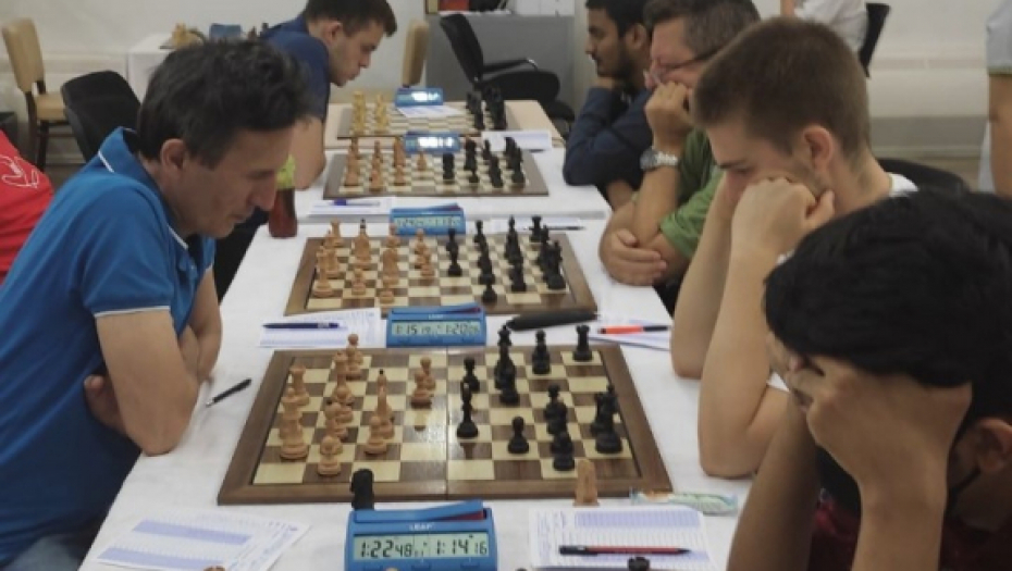 POČELO OTVORENO MEĐUNARODNO PRVENSTVO VOJVODINE U ŠAHU Dane Basta otvorio turnir povlačenjem prvog poteza