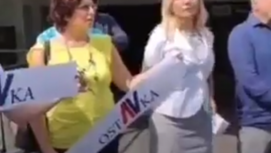 HAOS ISPRED SEDIŠTA SNS Došli da traže ostavku Vučića, a onda ih besni građani rasterali: Nisam imala hleba da jedem, za vreme Đilasa sam ostala bez posla (VIDEO)